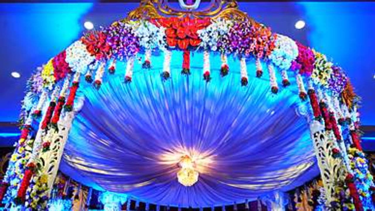 Why the Rich Keep Weddings Small