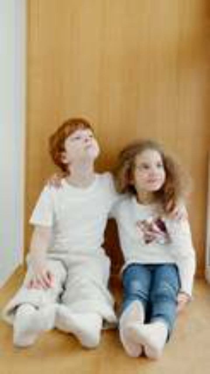 Louise et Baptiste main dans la main