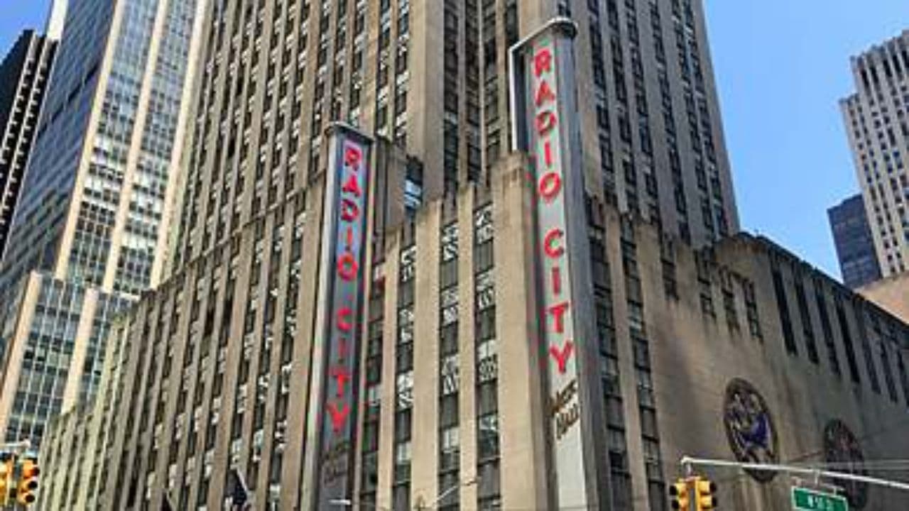 Taylor Swift Wins Best Female Video